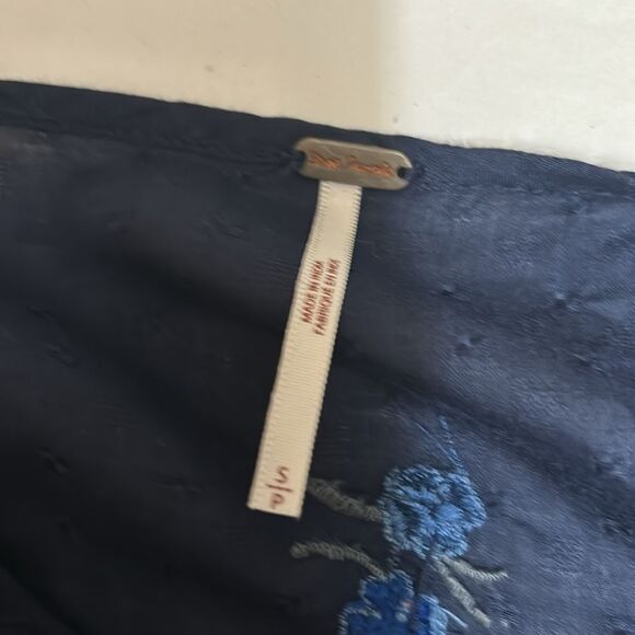 FREE PEOPLE Kiss From a Rose Navy Embroidered Boho Top S - Picture 10 of 11